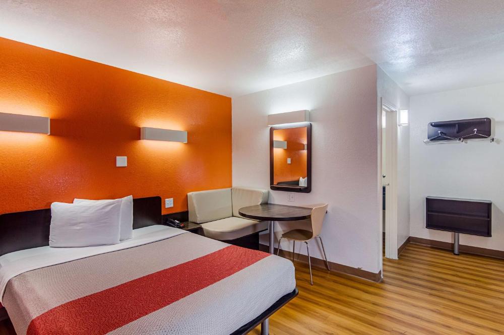 Queen Room - Non-Smoking interior